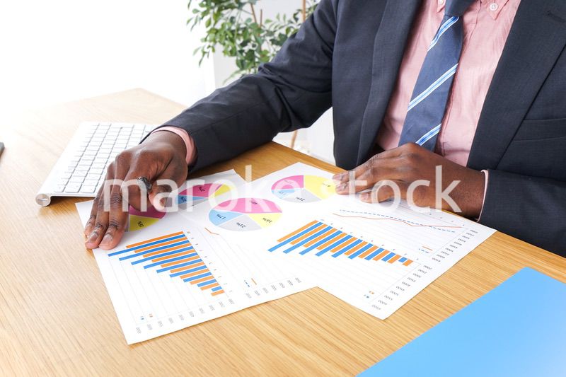 オフィスで働くビジネスパーソン