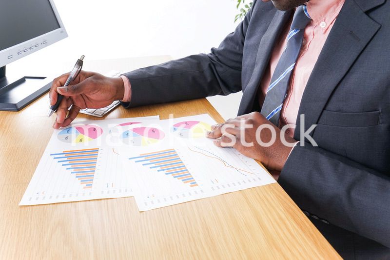 オフィスで働くマネージャー