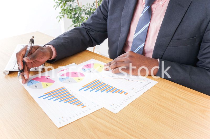 オフィスで働くマネージャー