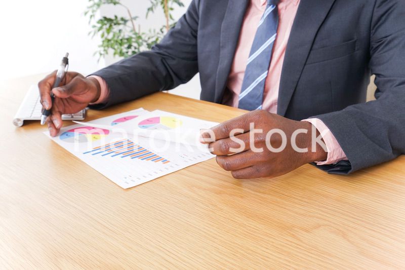 オフィスで働くマネージャー