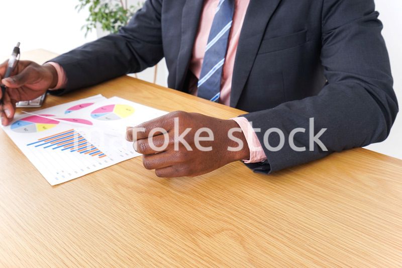 オフィスで働くビジネスパーソン