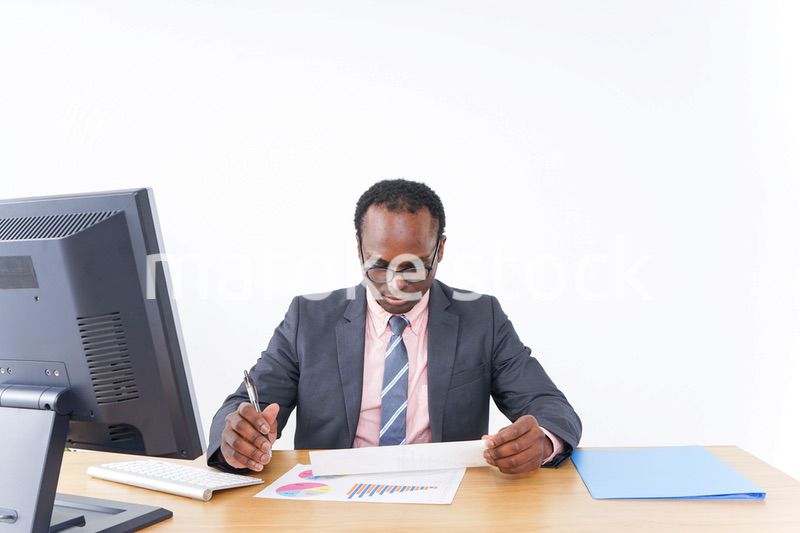 オフィスで働くマネージャー