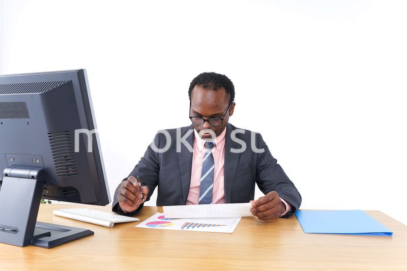 オフィスで働くビジネスパーソン