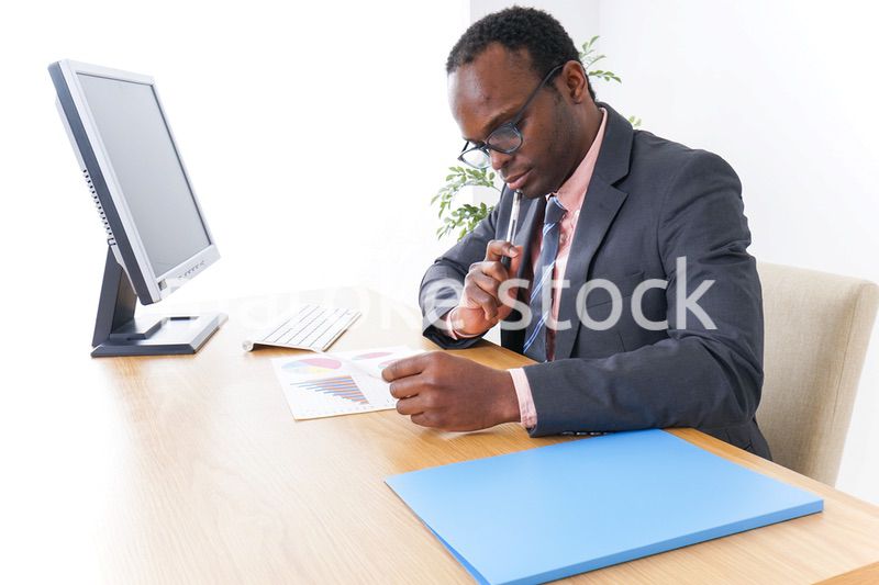 オフィスで働くマネージャー