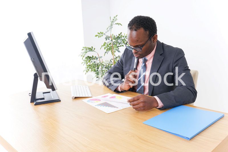 オフィスで働くマネージャー