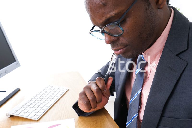 オフィスで働くビジネスパーソン