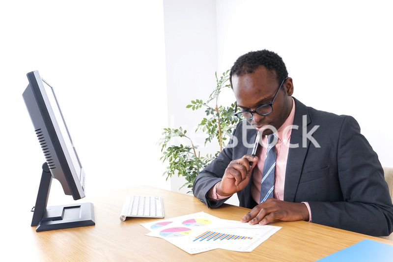 オフィスで働くビジネスパーソン