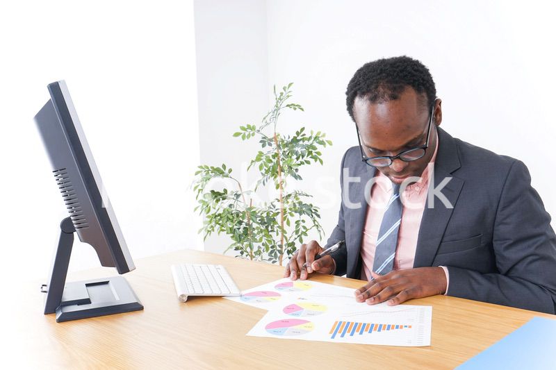 オフィスで働くマネージャー