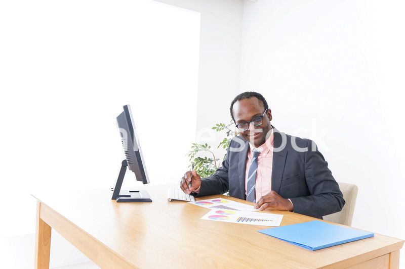 オフィスで働くマネージャー