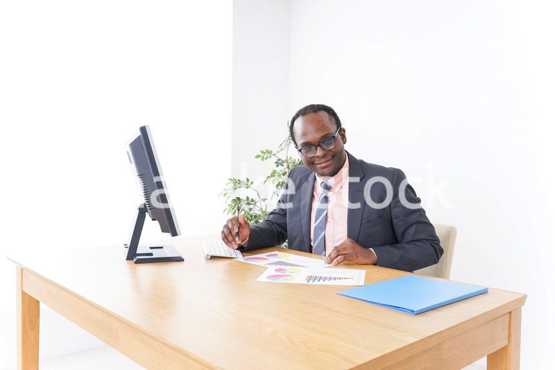 オフィスで働くマネージャー