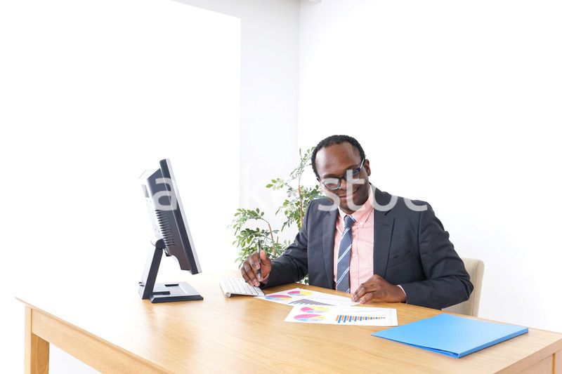 オフィスで働くビジネスパーソン