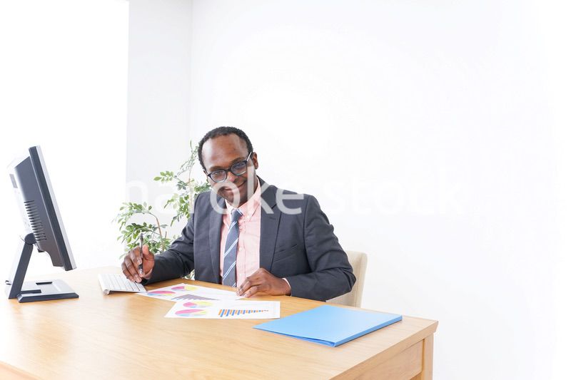 オフィスで働くマネージャー