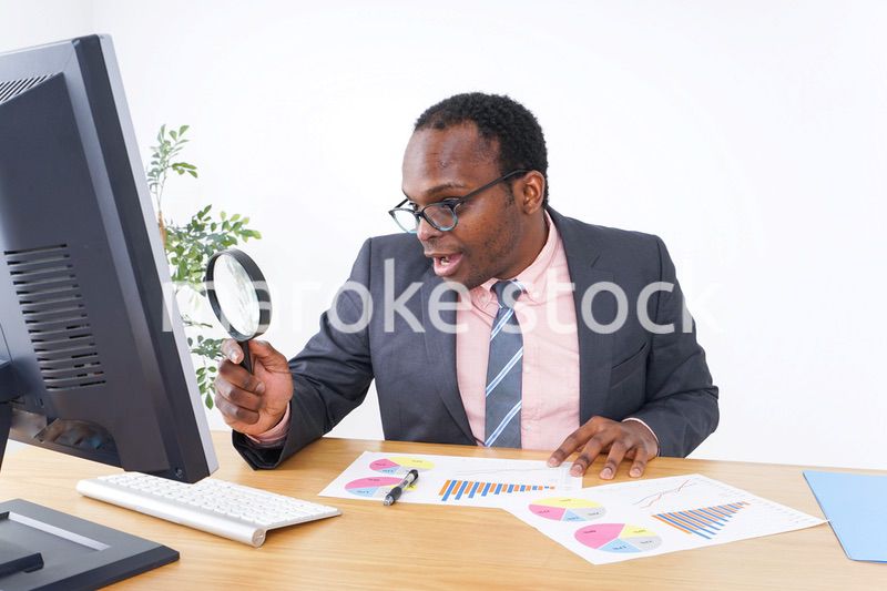 審査をするビジネスマン