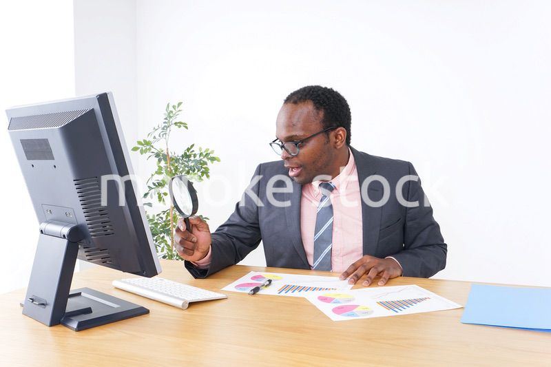 審査をするビジネスマン