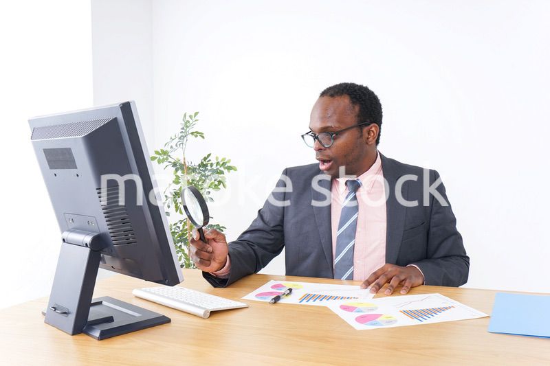 審査をするビジネスマン