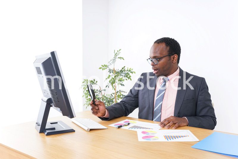 審査をするビジネスマン