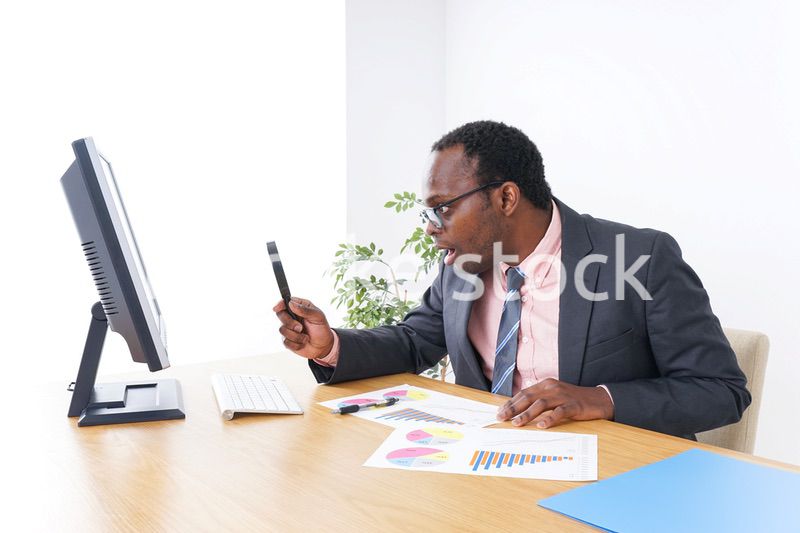 審査をするビジネスマン