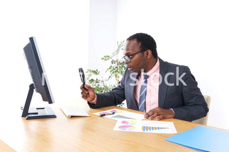 オフィスで働くビジネスパーソン