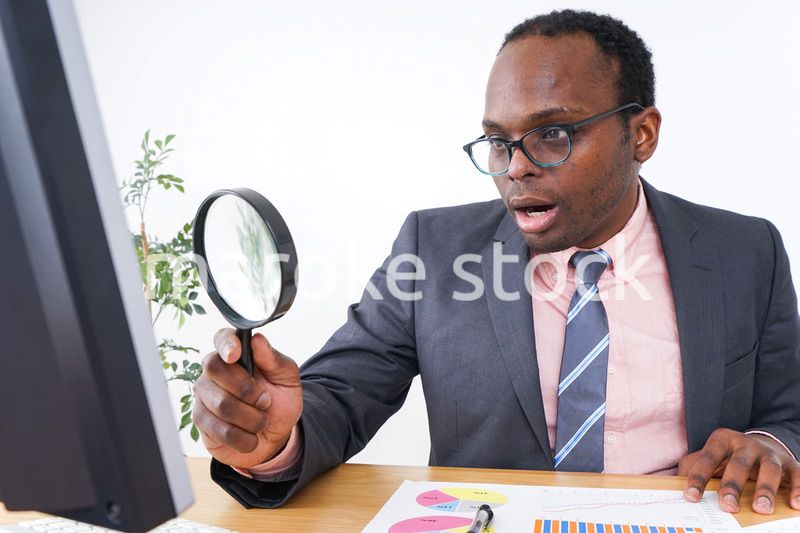 審査をするビジネスマン