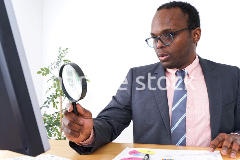 オフィスで働くビジネスパーソン