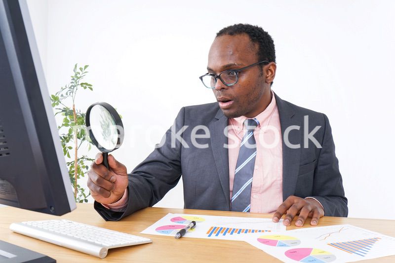 審査をするビジネスマン