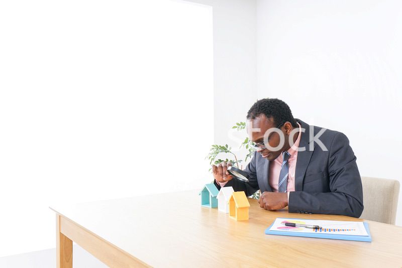 不動産会社で働く男性