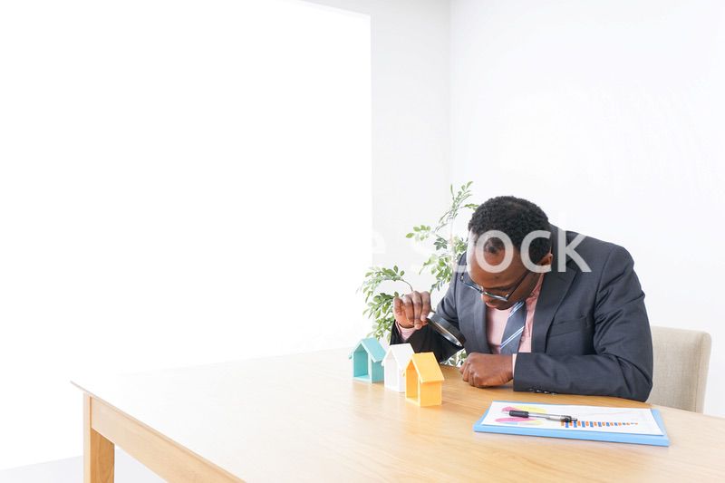 不動産会社で働く男性