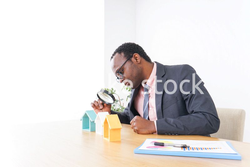 不動産会社で働く男性