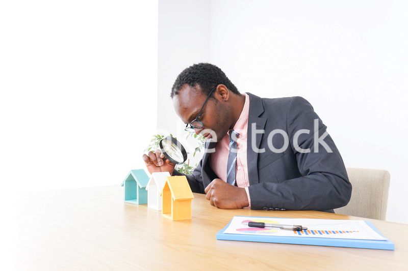 不動産会社で働く男性