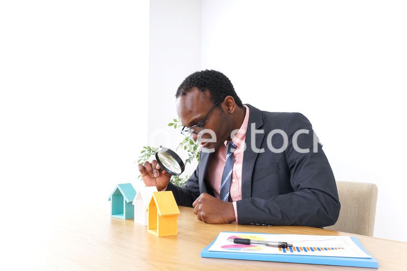 オフィスで働くビジネスパーソン