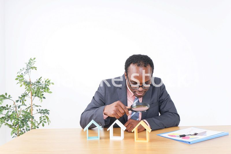 不動産会社で働く男性