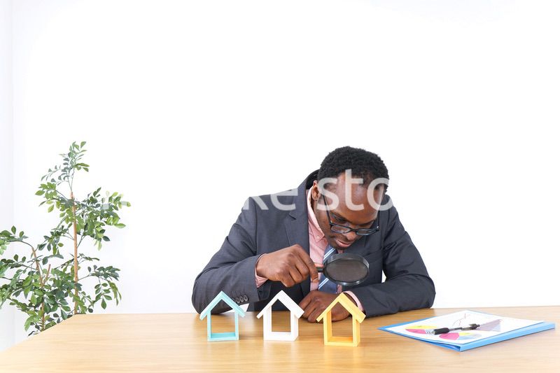 オフィスで働くビジネスパーソン