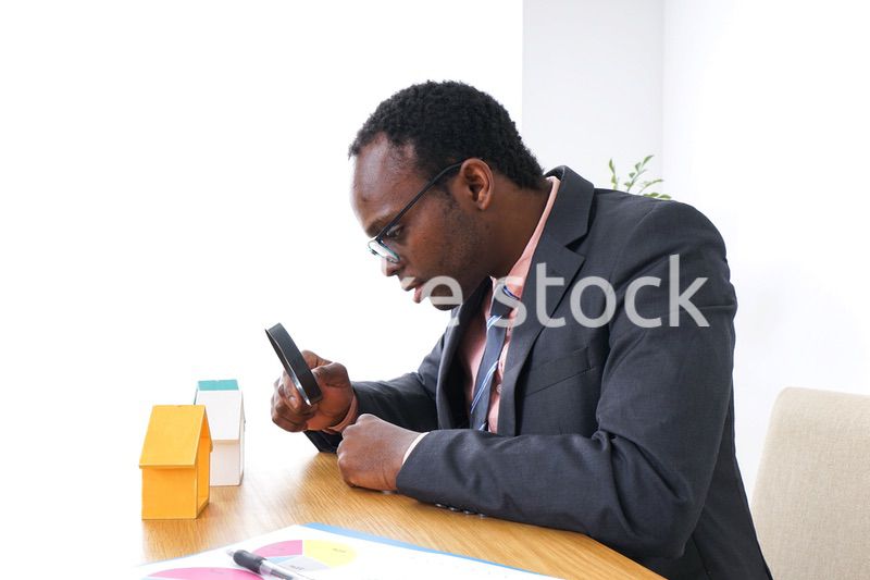 オフィスで働くビジネスパーソン