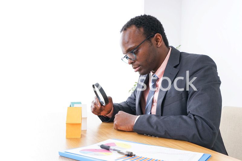 不動産会社で働く男性