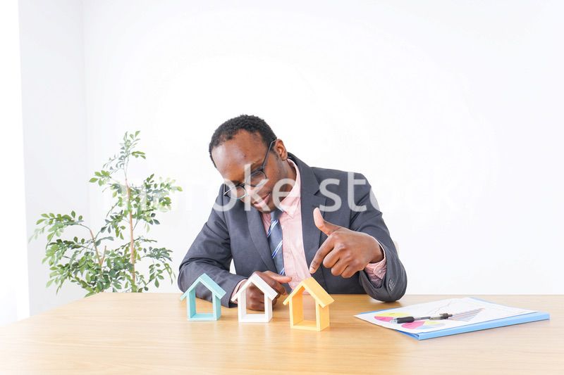 不動産会社で働く男性