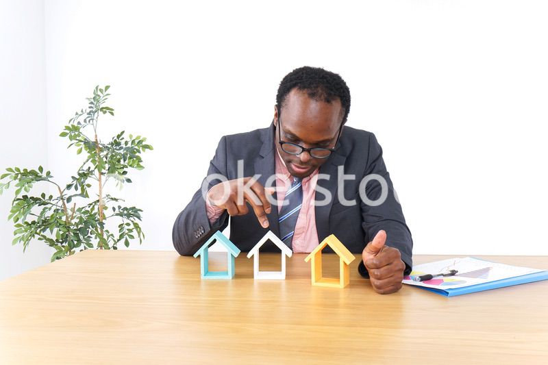 オフィスで働くビジネスパーソン