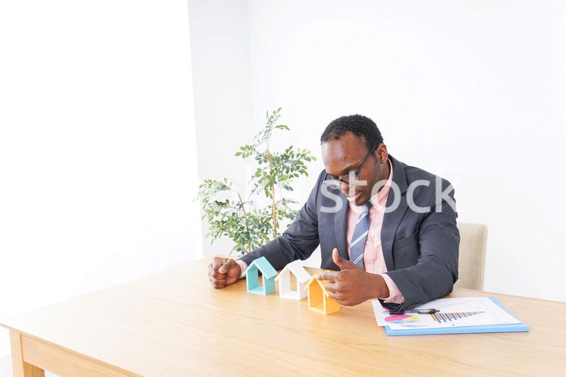 不動産会社で働く男性