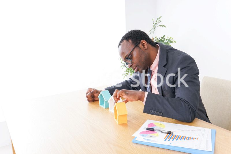 不動産会社で働く男性