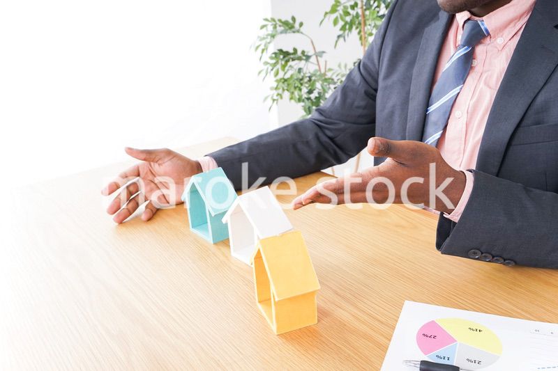 不動産会社で働く男性