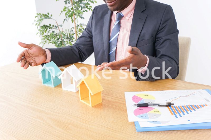 不動産会社で働く男性