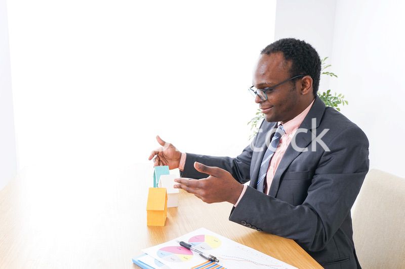 不動産会社で働く男性