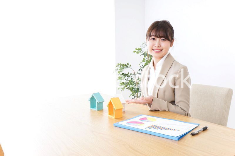 不動産を紹介するビジネスウーマン