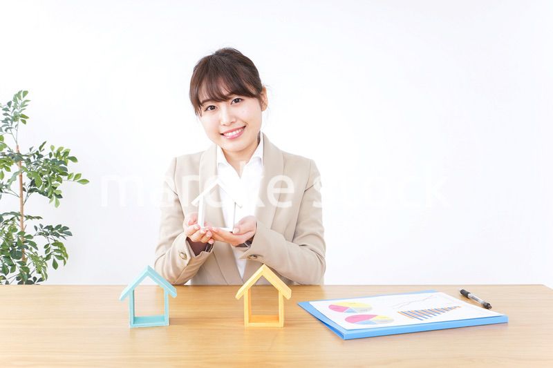 不動産を紹介するビジネスウーマン