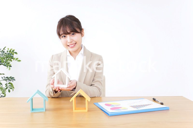 不動産を紹介するビジネスウーマン