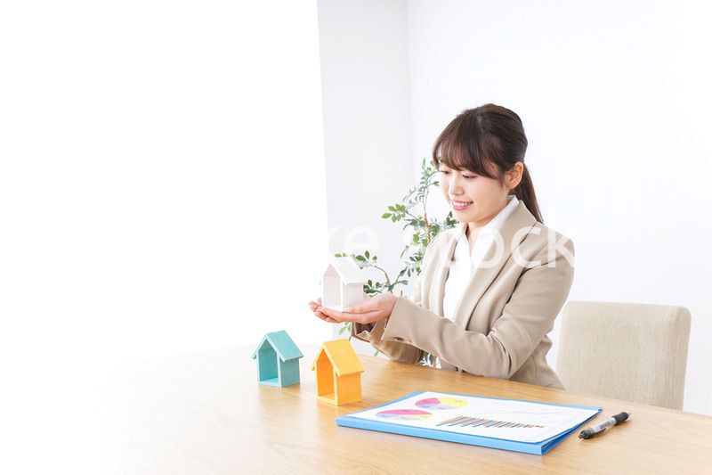不動産を紹介するビジネスウーマン
