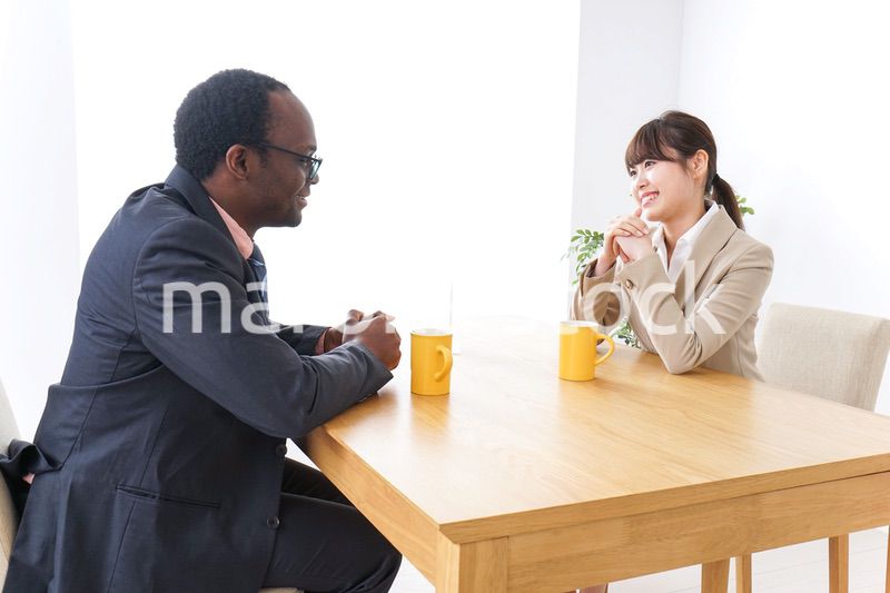 カフェでランチをするビジネスパーソン
