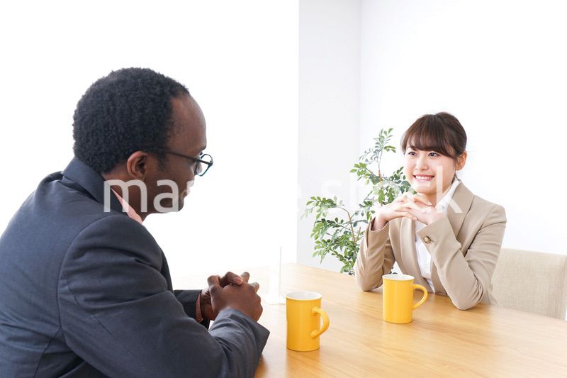 カフェでランチをするビジネスパーソン