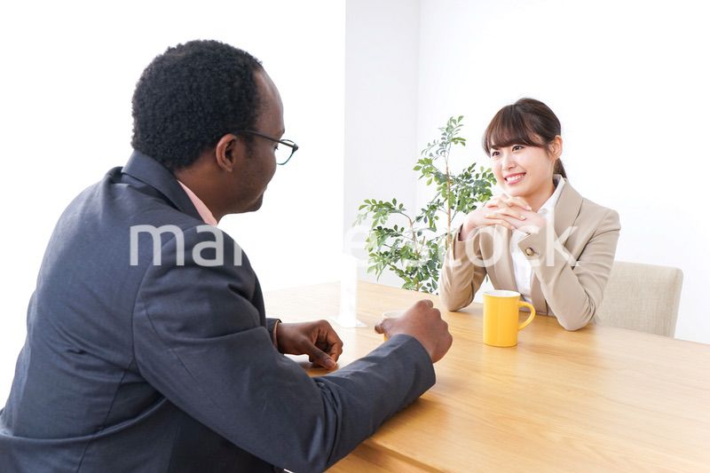 カフェでランチをするビジネスパーソン