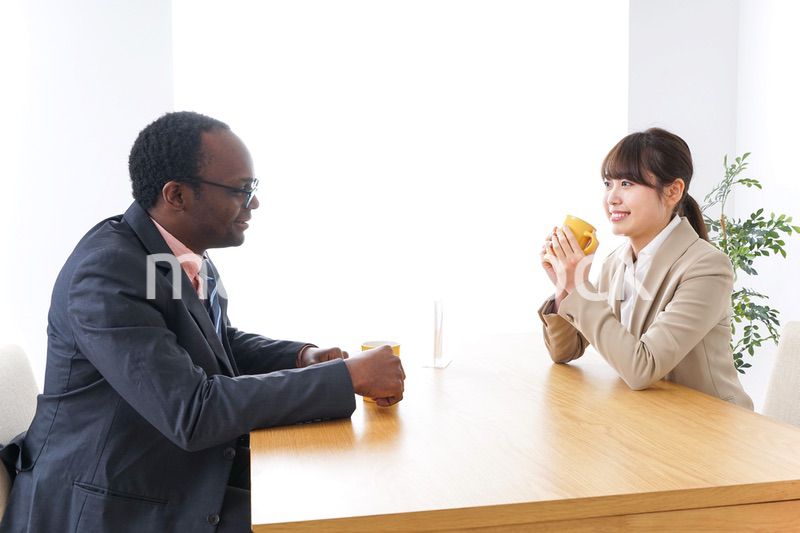 カフェでランチをするビジネスパーソン