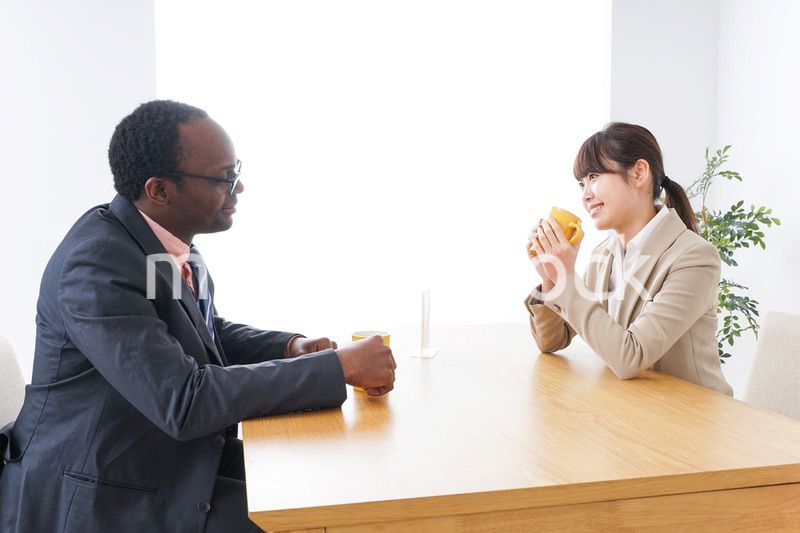 食事を楽しむビジネスパーソンたち